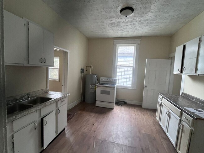 Building Photo - 4 Bedrooms!!