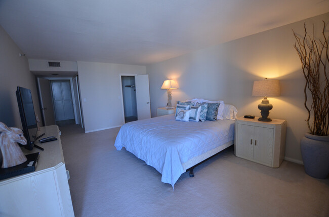 Building Photo - Coronado Shores, Furnished 1Bd/1.5Ba