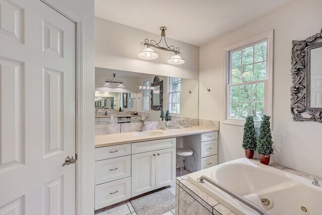 Building Photo - 8745 Old Charlotte Pike