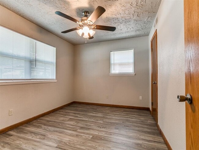 Building Photo - 212 S Mercedes Dr