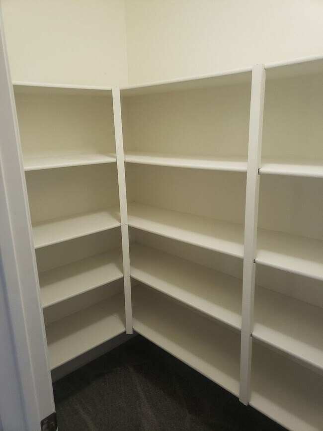 Building Photo - Large 4 BR + Office/Den in Gated Comunity - South Temecula