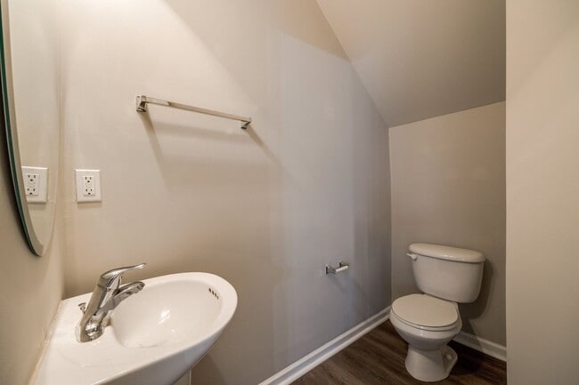 Building Photo - Location, Location, Location! 3 Bedroom 2....