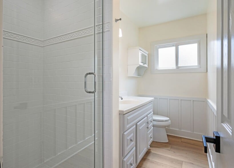 Building Photo - 413 N Paulina Ave