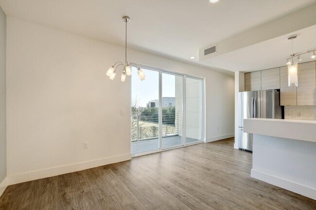 Building Photo - 604 N Bluff Dr