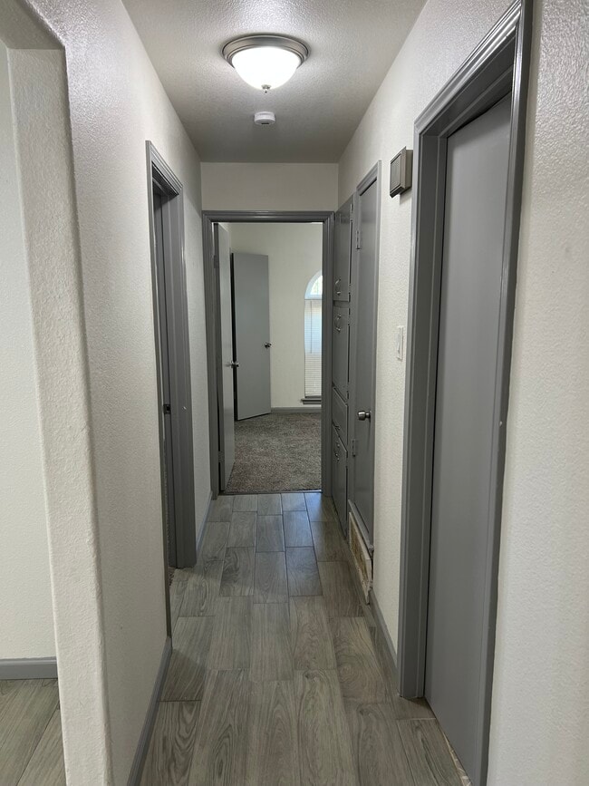 Building Photo - 6012 Highcrest Dr