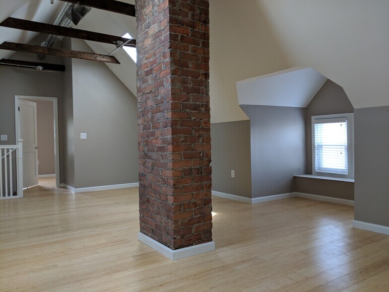 Building Photo - 4836 Commonwealth St