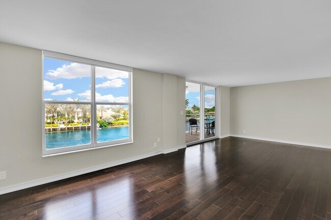 Building Photo - 1050 Hillsboro Mile