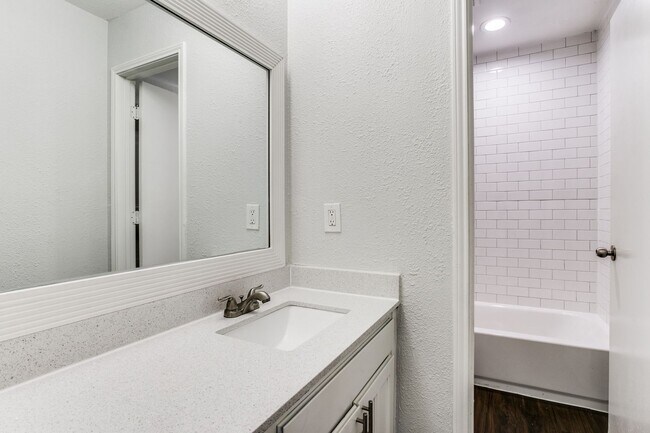 Building Photo - 2805 Meadow Park Dr