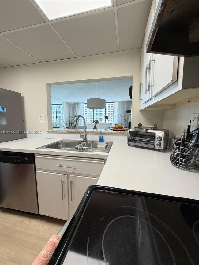 Building Photo - 540 Brickell Key Dr