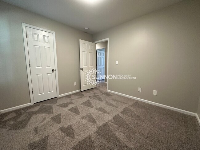 Building Photo - Newly Remodeled 5 Bed 2.5 Bath
