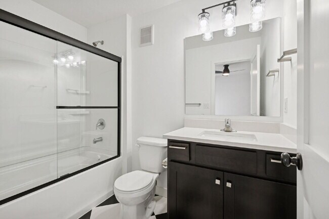 Building Photo - Luxurious 5-Bed/5 Baths, Granite & 3 Car Garage