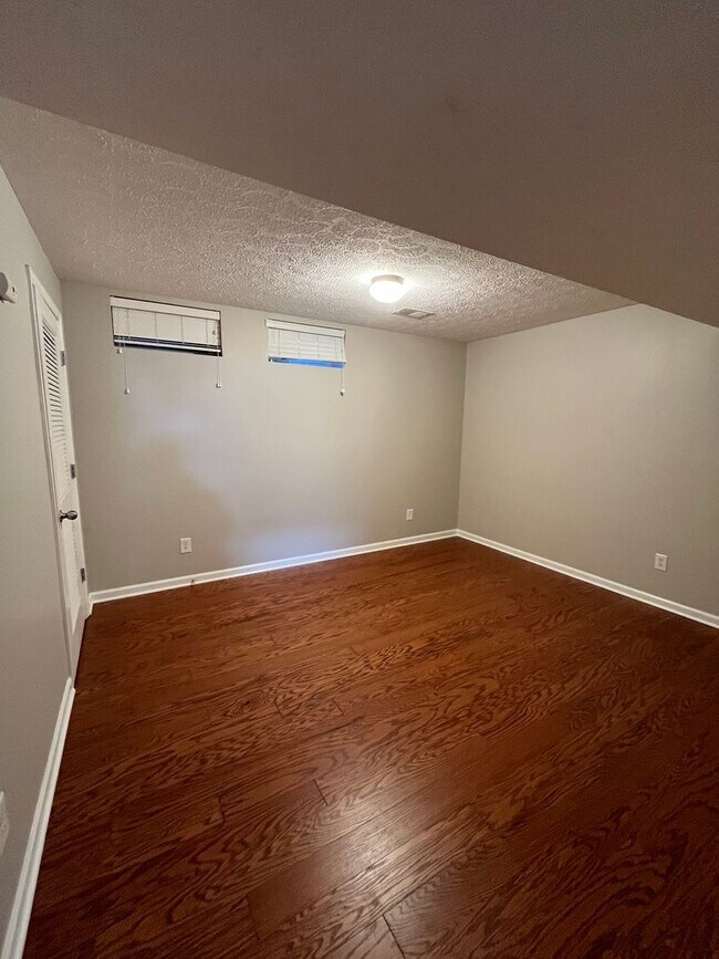 Building Photo - 2 Bedroom/ 2.5 Bath Townhome with 1 Car Garage, Laminate Floors, Minutes to Bellevue and Nashvill...