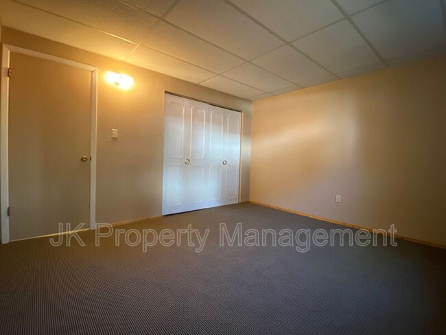 Building Photo - 1401-142B 2b St S