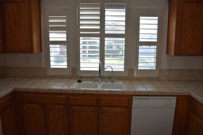 Building Photo - 805 Vía Rosa