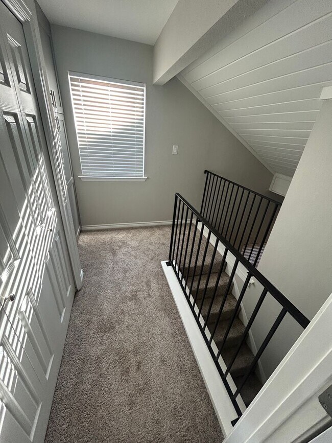 Building Photo - 1610 Waterloo Tr