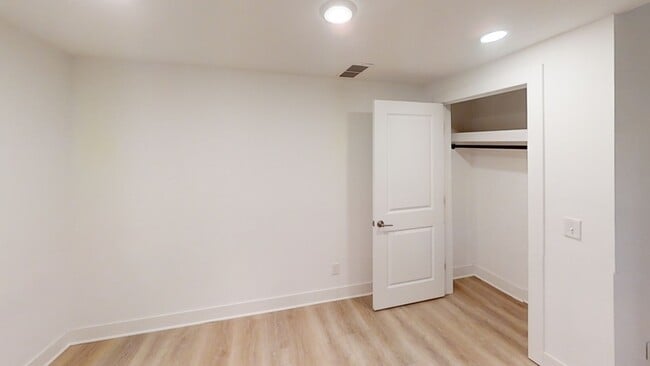 Building Photo - 331 E Ann St