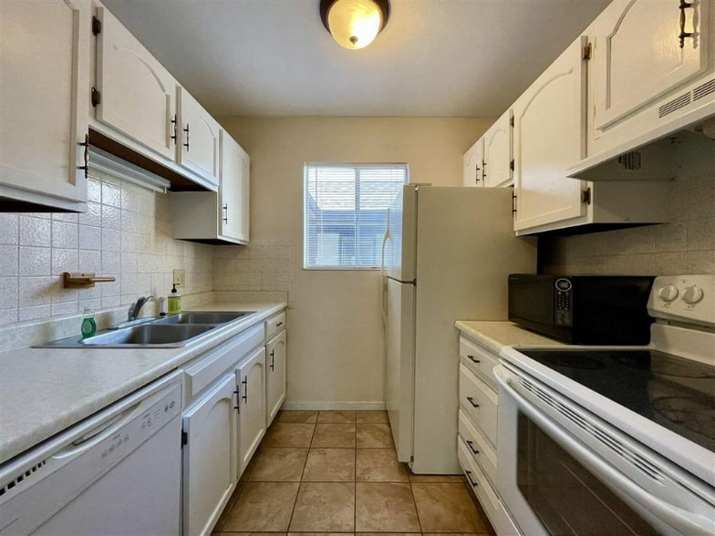 Building Photo - 3150 Lakeside Dr