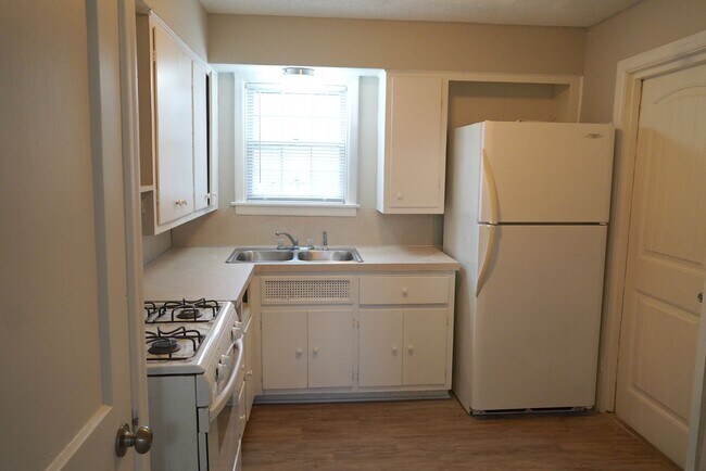 Building Photo - PRE-LEASING FOR BEGINNING OF JUNE