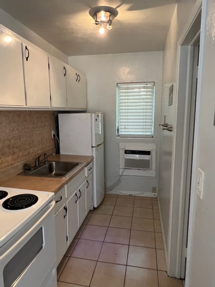 Building Photo - 23 NE 23rd Ave