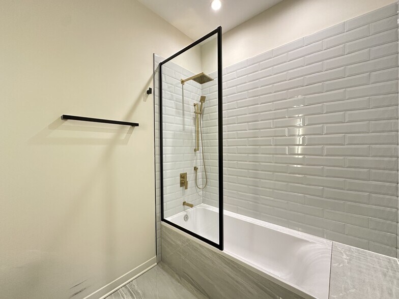 Building Photo - 6324 W Belmont Ave