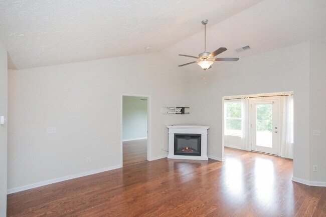 Building Photo - Single-level 2-bed, 2-bath townhome in 55+ community with pool, clubhouse, fitness center and gro...