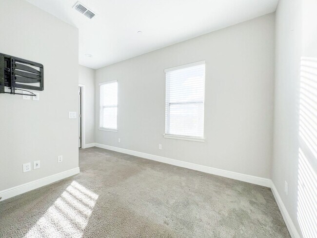 Building Photo - Luxury 4-Bedroom Townhome in Laureate Park – Now Available!