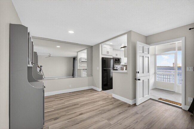 Building Photo - 100 Shore Ct