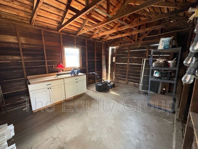 Building Photo - 209 E 11th St