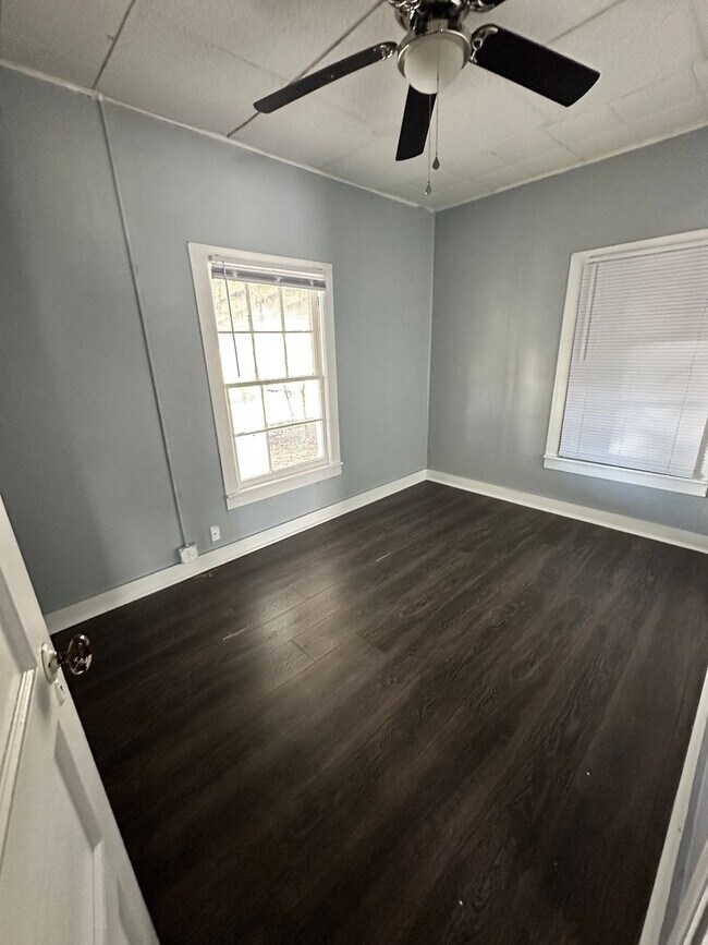 Building Photo - 2 Bedroom one bathroom on Corner Lot