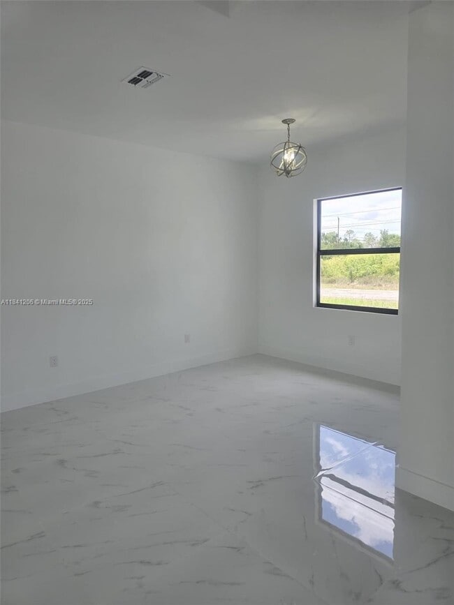 Building Photo - 987 Edgerton Ave