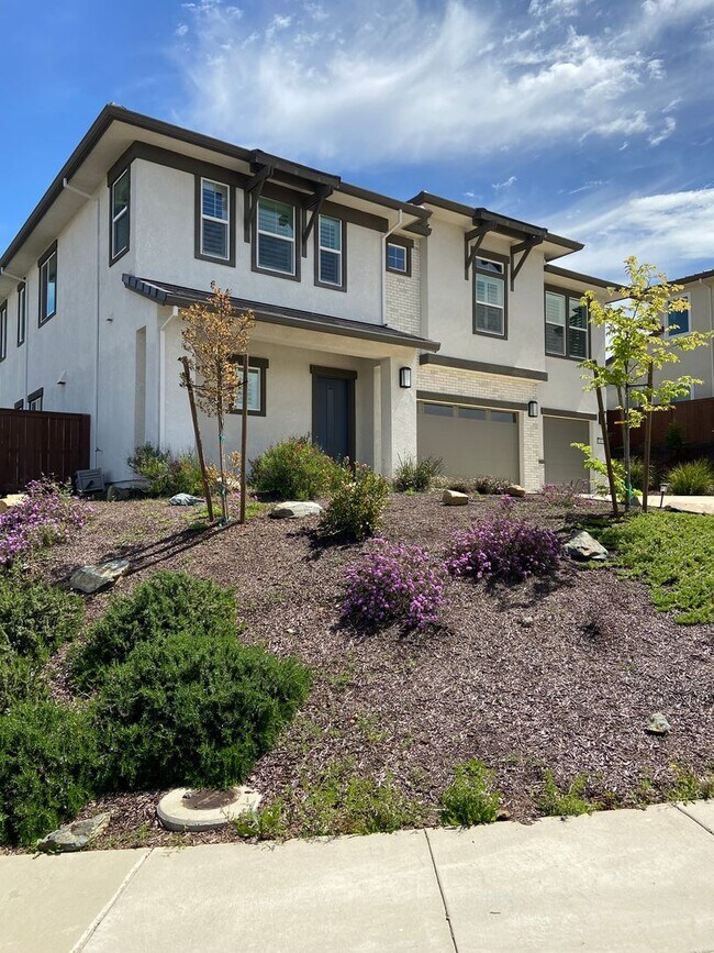 Building Photo - Cool Pool! 5Bdrm, 4.5 bath in gated community El Dorado Hills