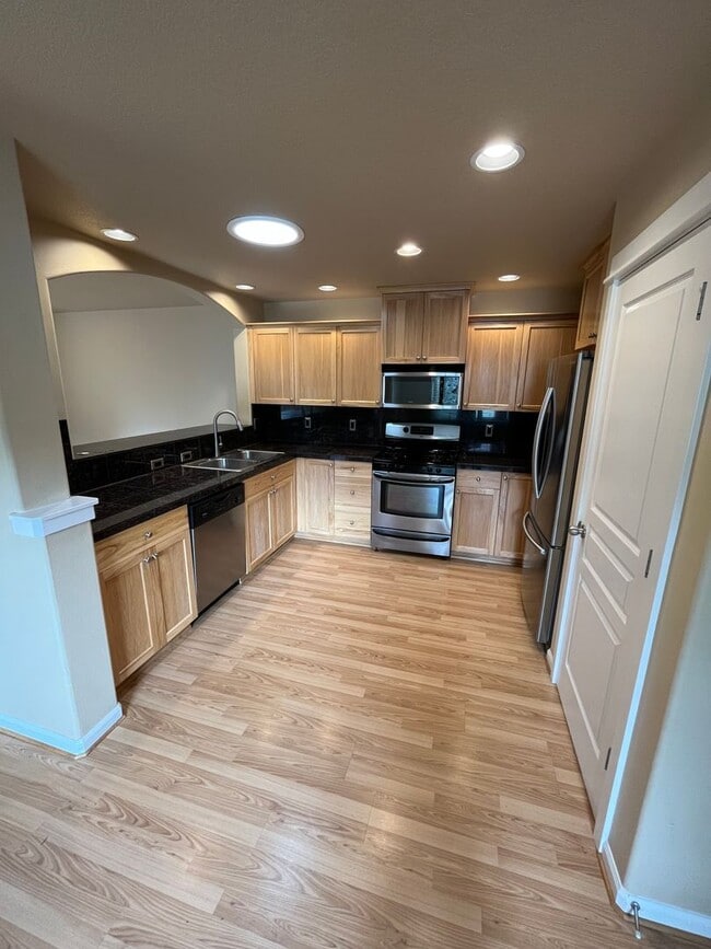 Building Photo - Spacious SE Bend 3 Bed/2.5 Bath on Corner ...