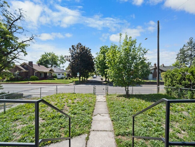 Building Photo - Near Campus! Cozy & Convenient Living