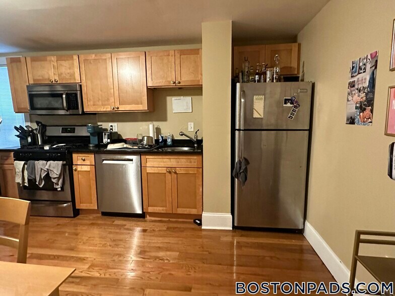 Building Photo - 44 Hillside St