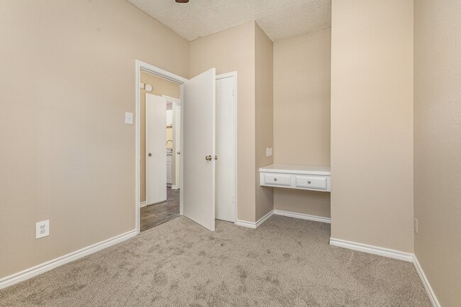 Building Photo - 3643 W Northgate Dr