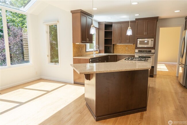 Building Photo - 4B/2.5Ba Bellevue House