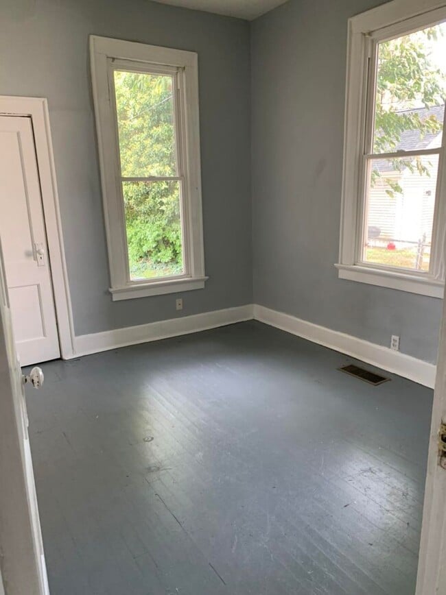 Building Photo - 504 Adams Ave