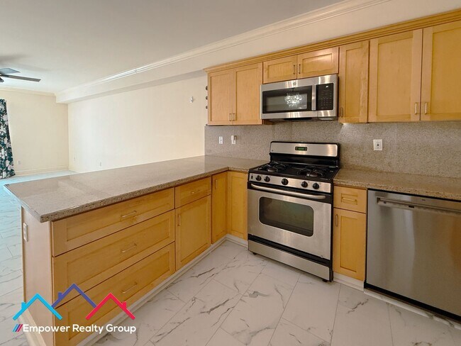 Building Photo - Spacious 3 Bedroom 2 Baths Corner Condo