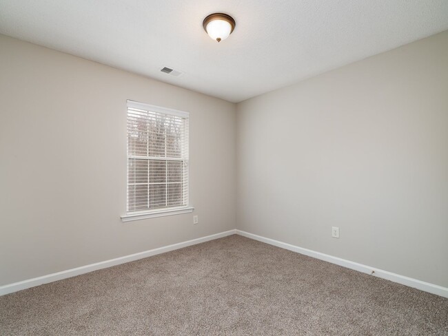 Building Photo - 2 Bedroom 2 Bath Townhome with Unfinished Basement