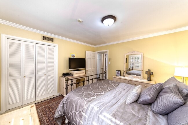 Building Photo - 11407 S Chestwood Dr