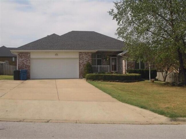 Primary Photo - 2000+ sq ft, 3-4 bed, 2 bath, 2 car garage...