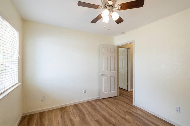 Building Photo - 5911 Steiner