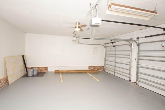 Building Photo - 596 L'Ombre Ct NE