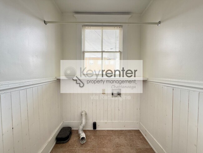 Building Photo - 1115 E 8th St