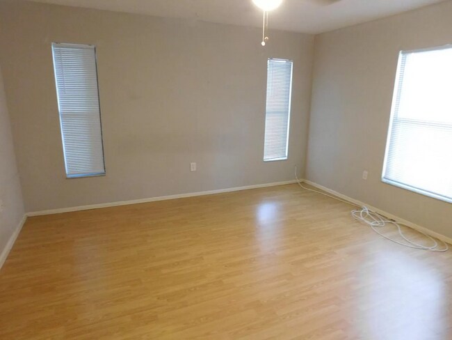 Building Photo - Fantastic 3/2 Home in Sarasota, with Yard ...
