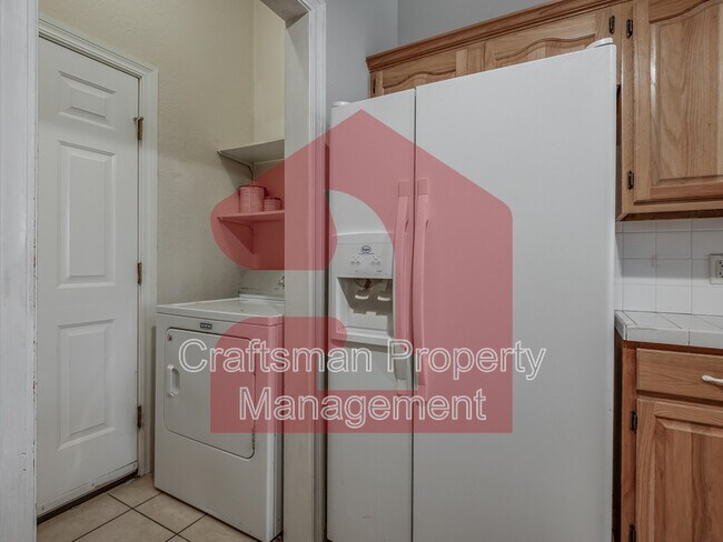 Building Photo - 2707 Silvertree Dr