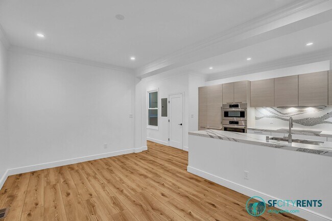 Building Photo - Russian Hill: Recently Remodeled Flat with In-Unit Washer & Dryer & A/C