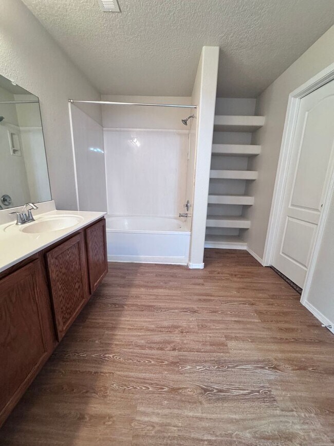 Building Photo - Great 3 bed, 2 bath, 1575 sq ft home in Huning Ranch!