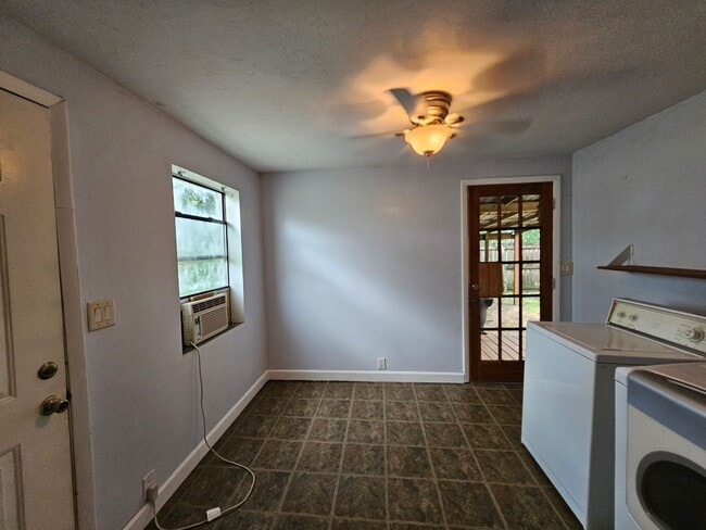 Building Photo - 2 Bedroom/2 Bath home near Duck Pond and Citizens Field