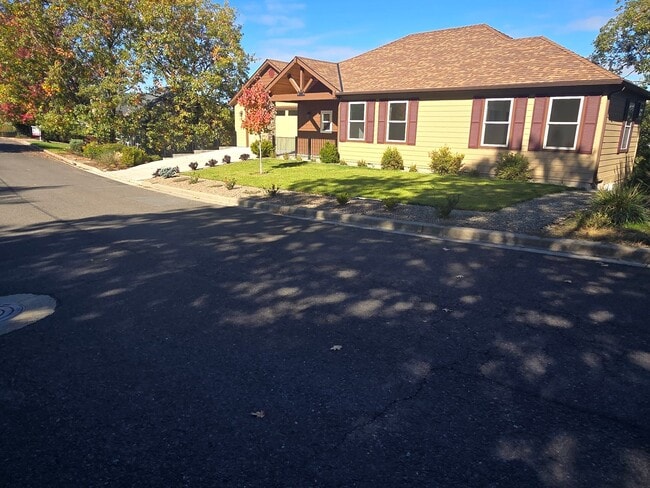 Building Photo - 3 bedroom 2.5 bathroom Custom Built Home
